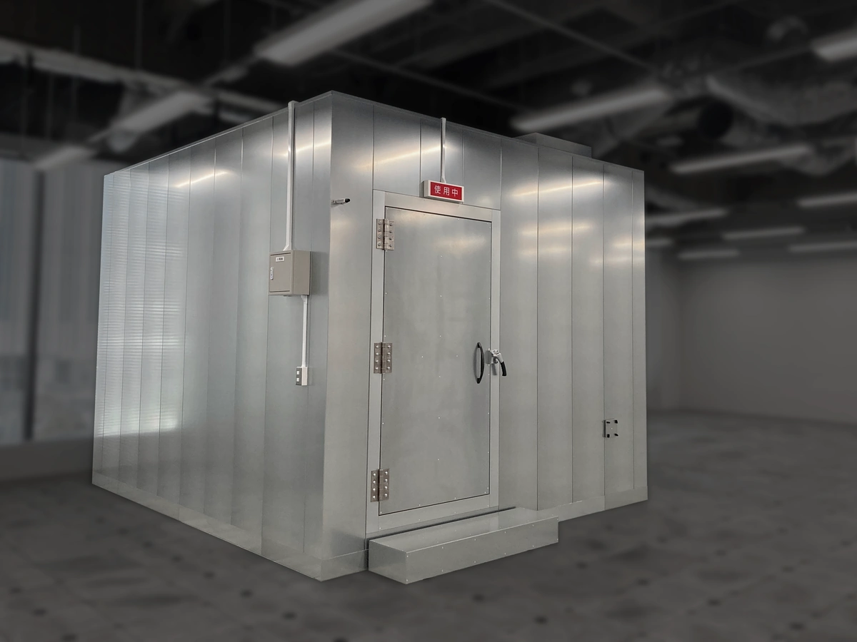 Closed-door fully anechoic acoustic chamber